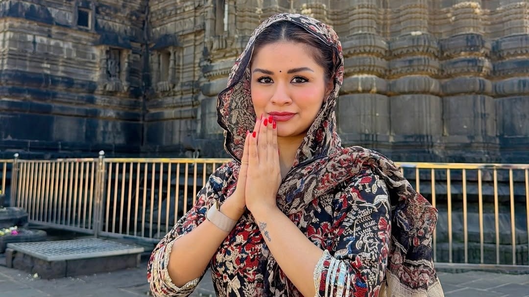 Avneet Kaur visits trimbakeshwar jyotirling with family