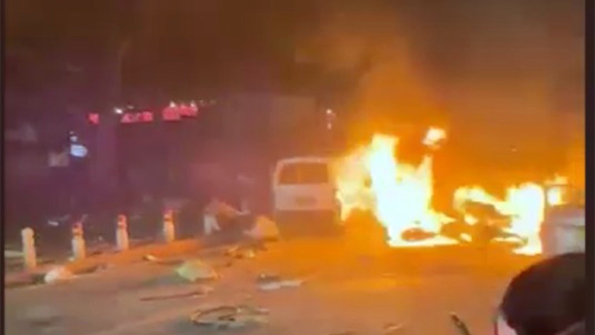 बाइक, कारें, ऑटो... आसपास की गाड‍़‍ियों के उड़े परखच्चे, द‍िल दहला देती हैं दिल्ली ब्लास्ट की ये तस्वीरें