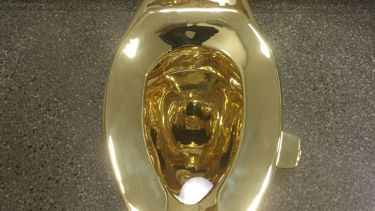 इस टॉयलेट को बनाने में 101 किलो से ज़्यादा सोना लगा है। यानी यह सिर्फ दिखने में नहीं, असल में भी पूरा सोने का है।