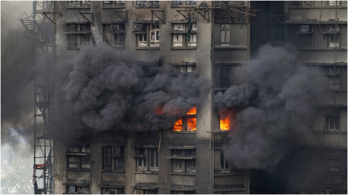 कितनी खौफनाक है हांगकांग की मल्टीस्टोरीज बिल्डिंग में भीषण आग,