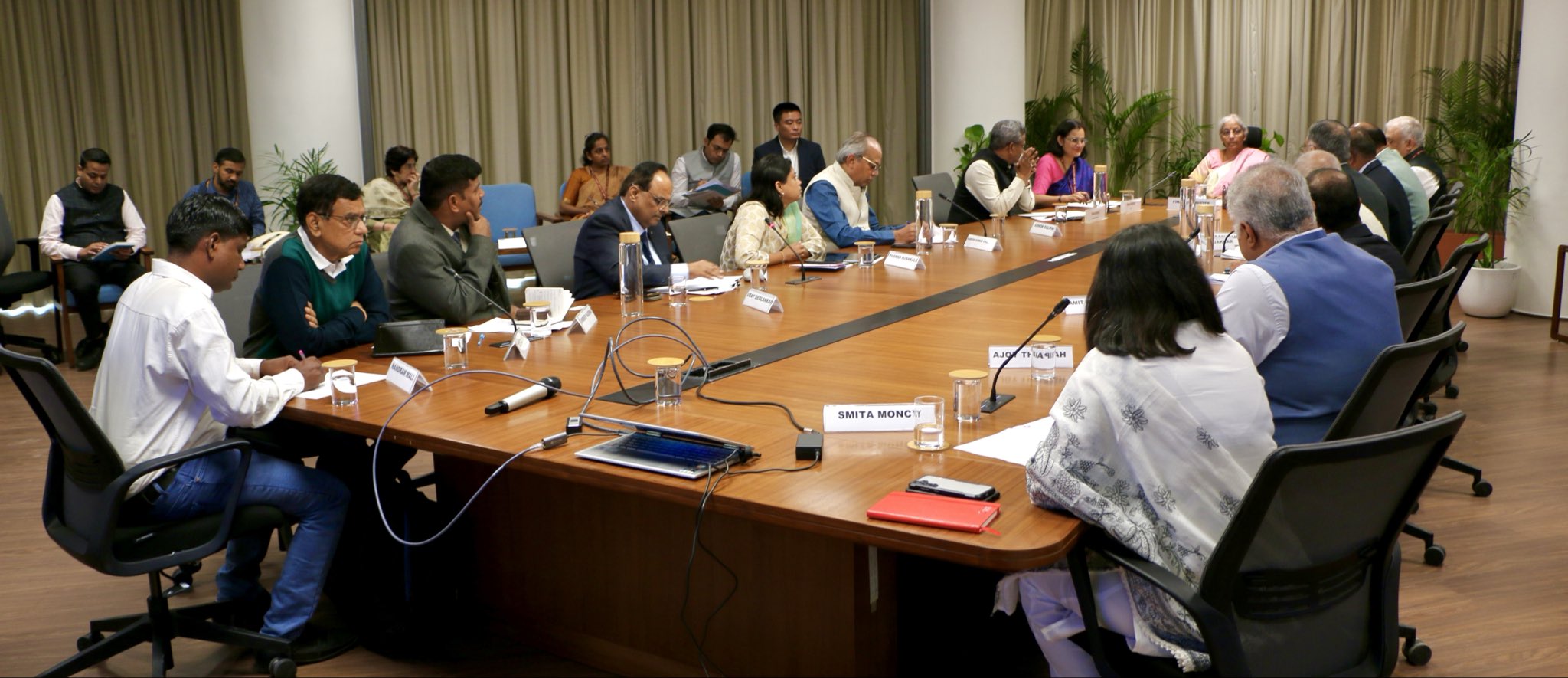 तमाम अधिकारी बैठक में मौजूद