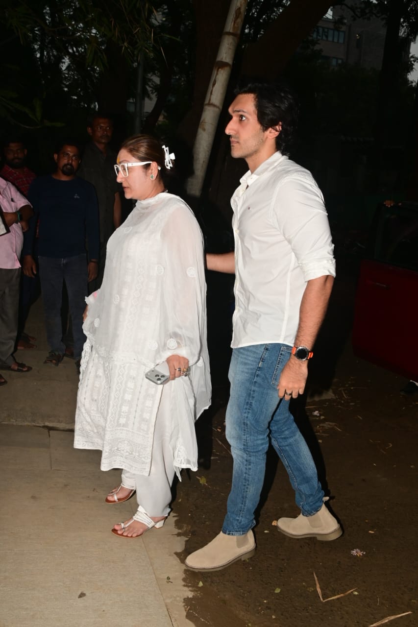 Govinda wife at dharmendra prayer meet