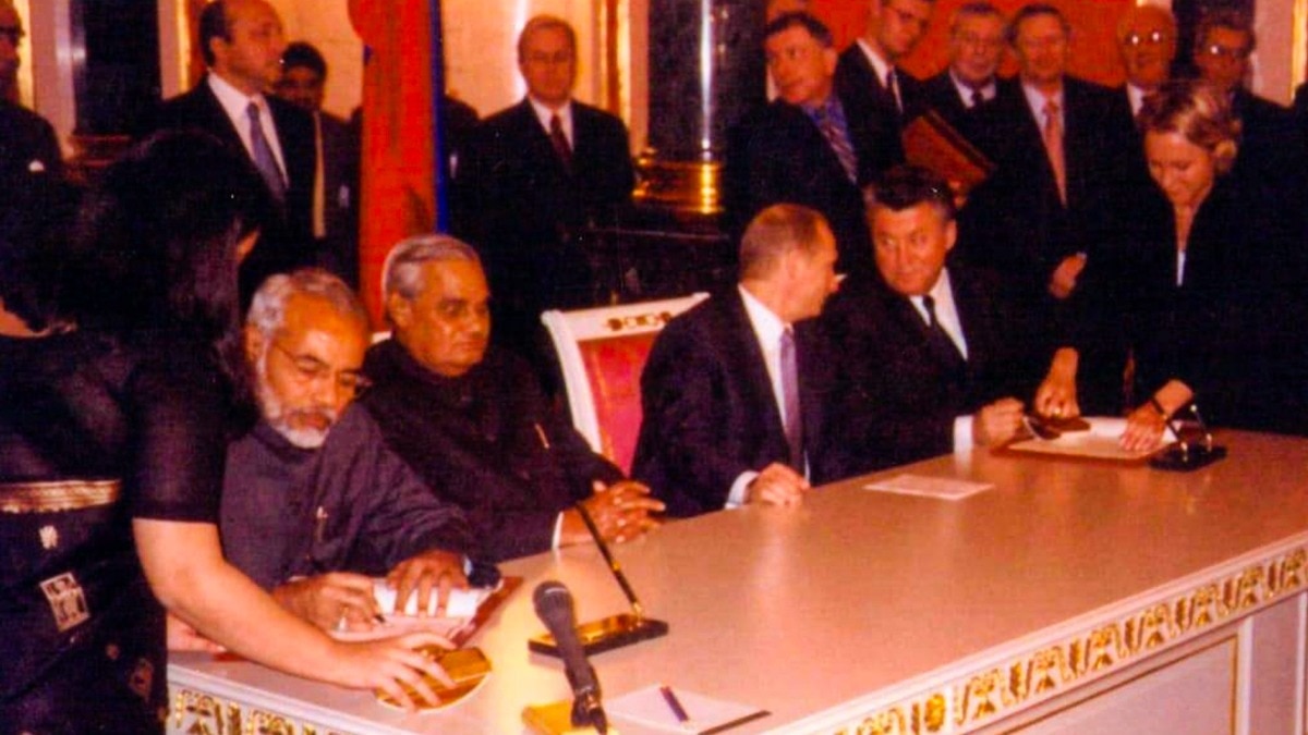 Photo from Moscow from 2001, when the then Gujarat CM Narendra Modi had accompanied the then PM Atal Bihari Vajpayee