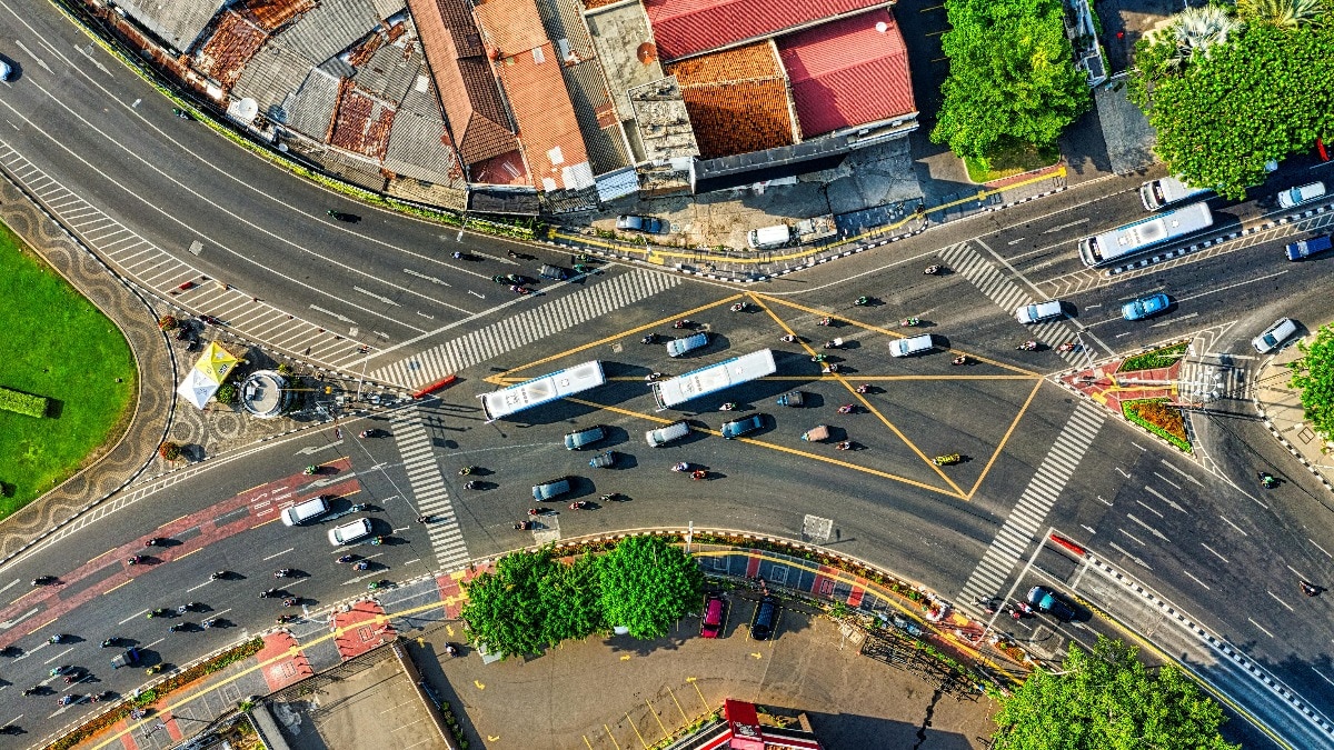 ब्रिज पानी या गहरी जगह के ऊपर बनाया जाता है, जबकि फ्लाईओवर शहरों में ट्रैफिक जाम कम करने के लिए सड़कों या चौराहों के ऊपर बनाया जाता है. ( Photo: Pexels)