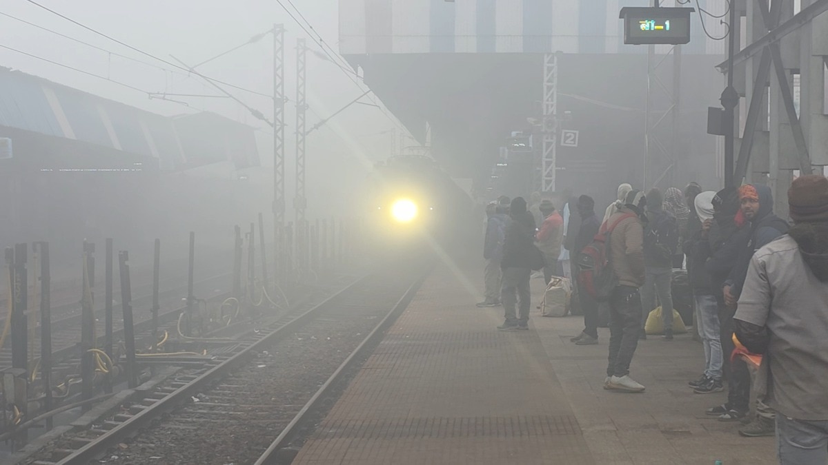 Trains Running late due to Fog (Photo-ITG)