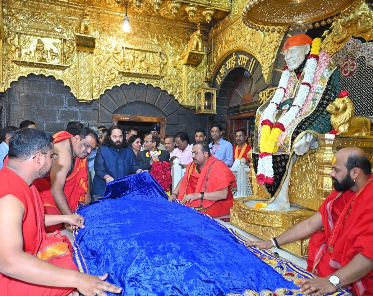 साईं समाधि पर चढ़ाई चादर 