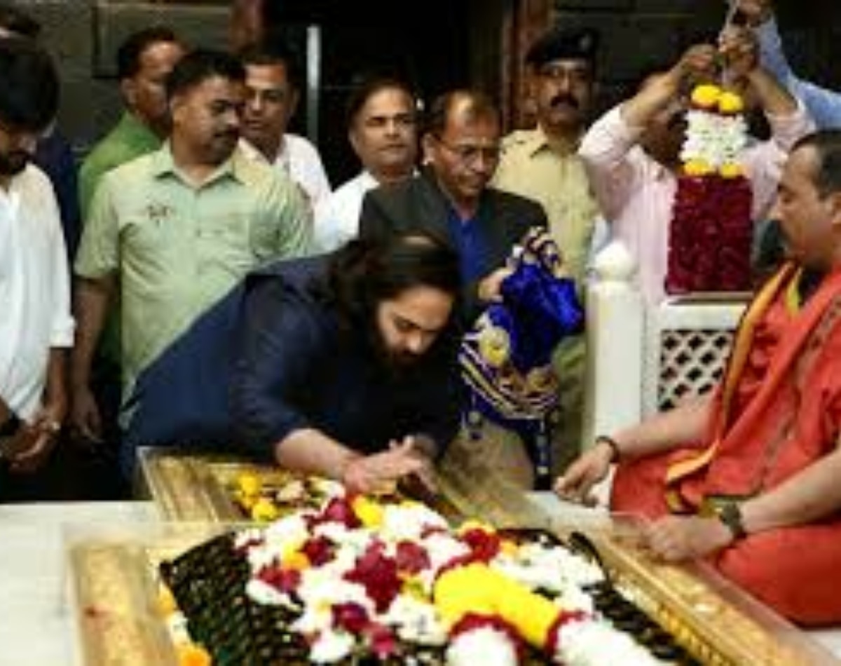 धूप आरती में शामिल, समाधि पर टेका माथा