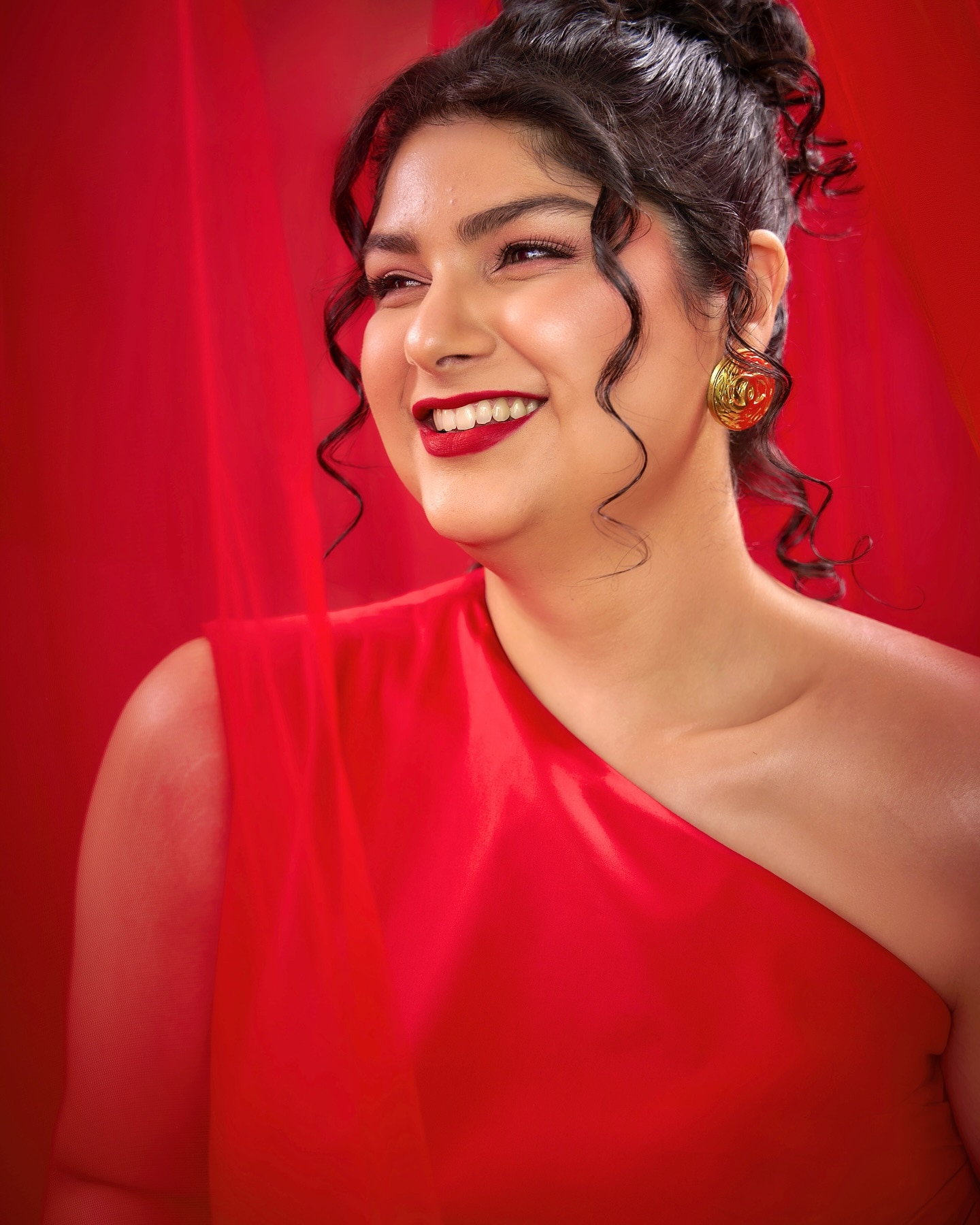 anshula kapoor red gown 