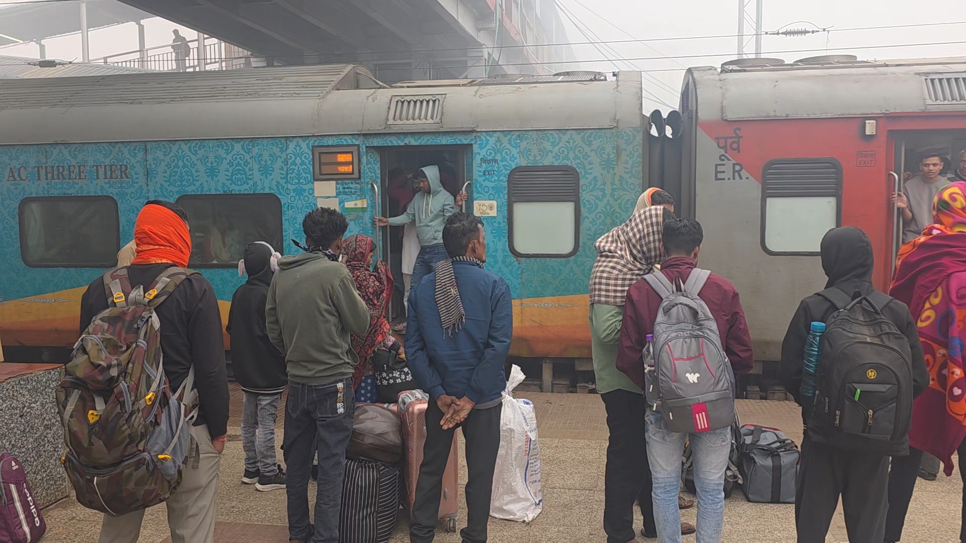 रेलवे स्टेशन पर यात्री बेहाल (फोटो-ITG)