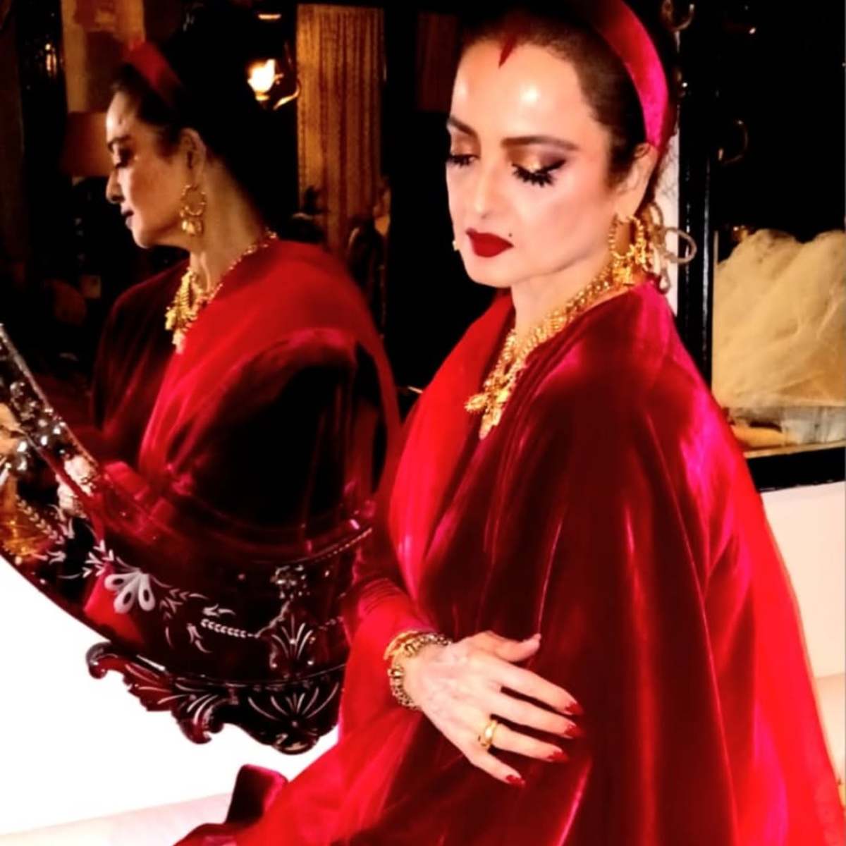 क्रिसमस पर छाईं एक्ट्रेस रेखा 