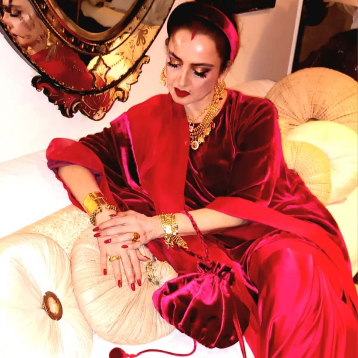 क्रिसमस पर छाईं एक्ट्रेस रेखा 