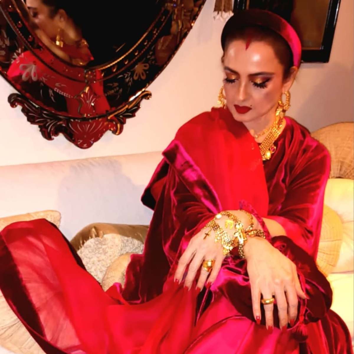 क्रिसमस पर छाईं एक्ट्रेस रेखा 