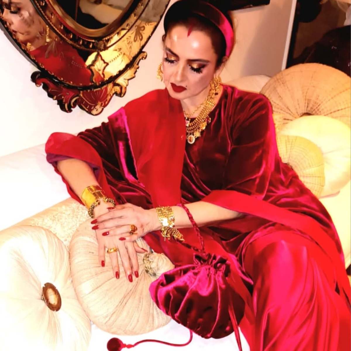 क्रिसमस पर छाईं एक्ट्रेस रेखा 