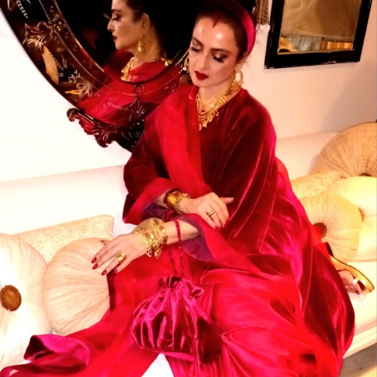 क्रिसमस पर छाईं एक्ट्रेस रेखा 