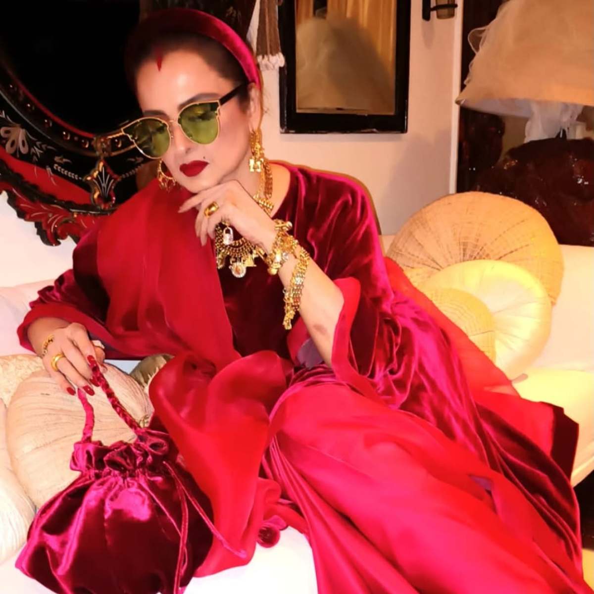 क्रिसमस पर छाईं एक्ट्रेस रेखा 