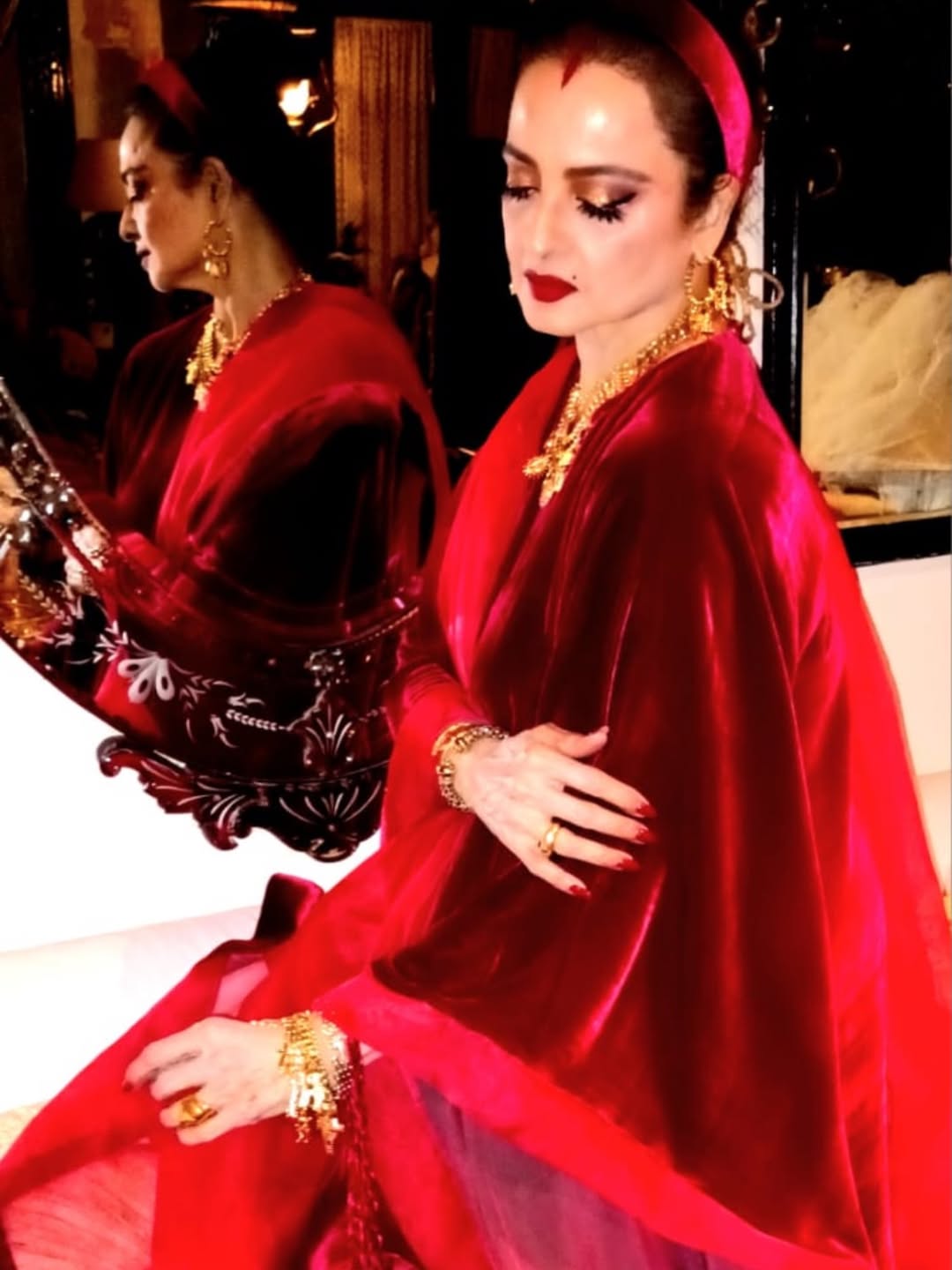 Rekha look viral during christmas