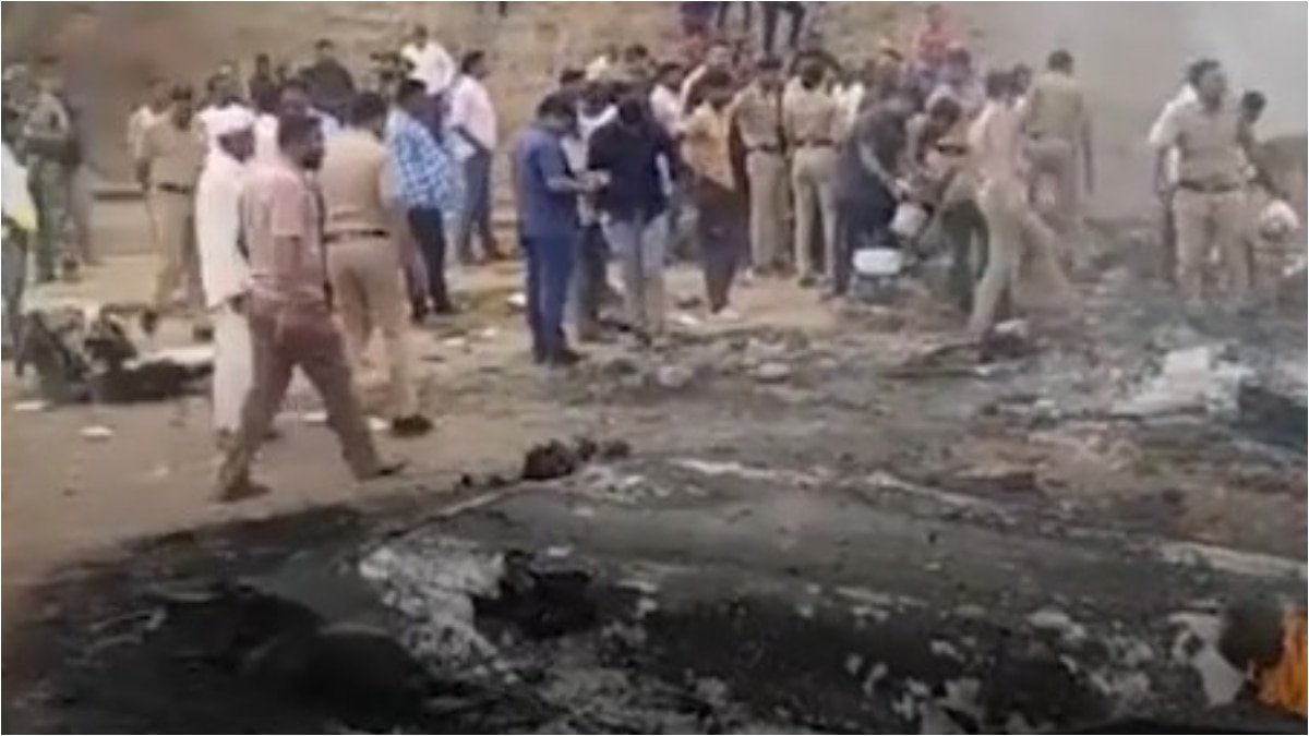 क्रैश के बाद खेतों में मलबा और धुआं