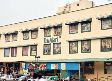 ज्यादातर स्टोर खुद की जमीन पर