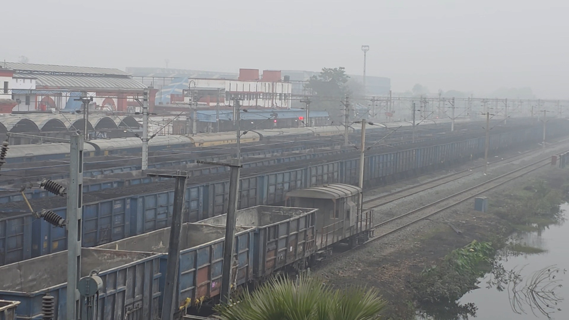 People facing problem due to cold winter and fog