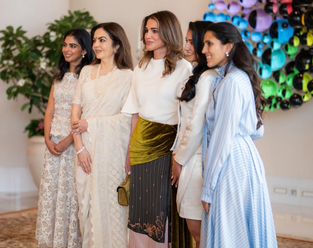 अंबानी फैमिली से मिलीं महारानी