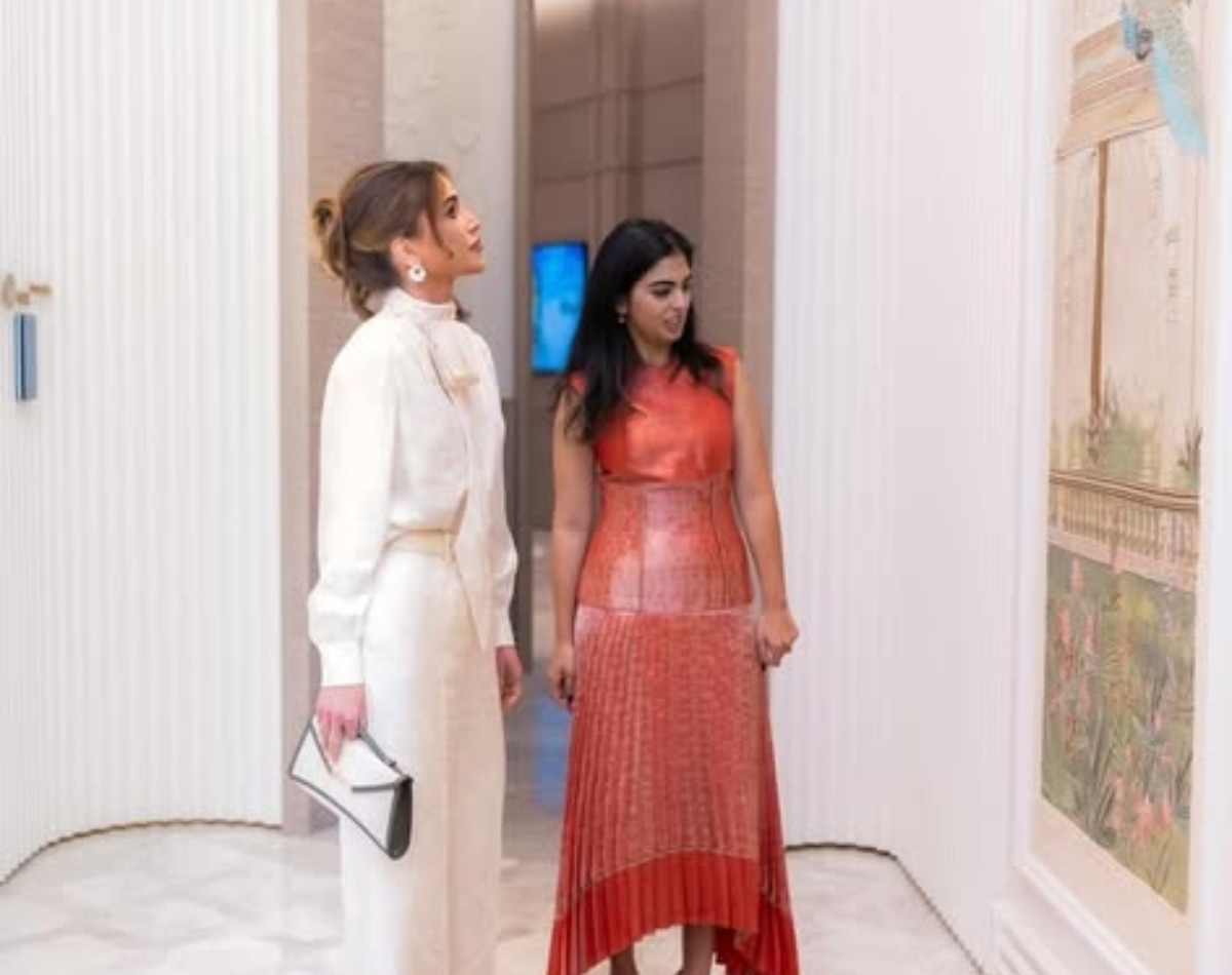 ईशा अंबानी ने घुमाया NMACC