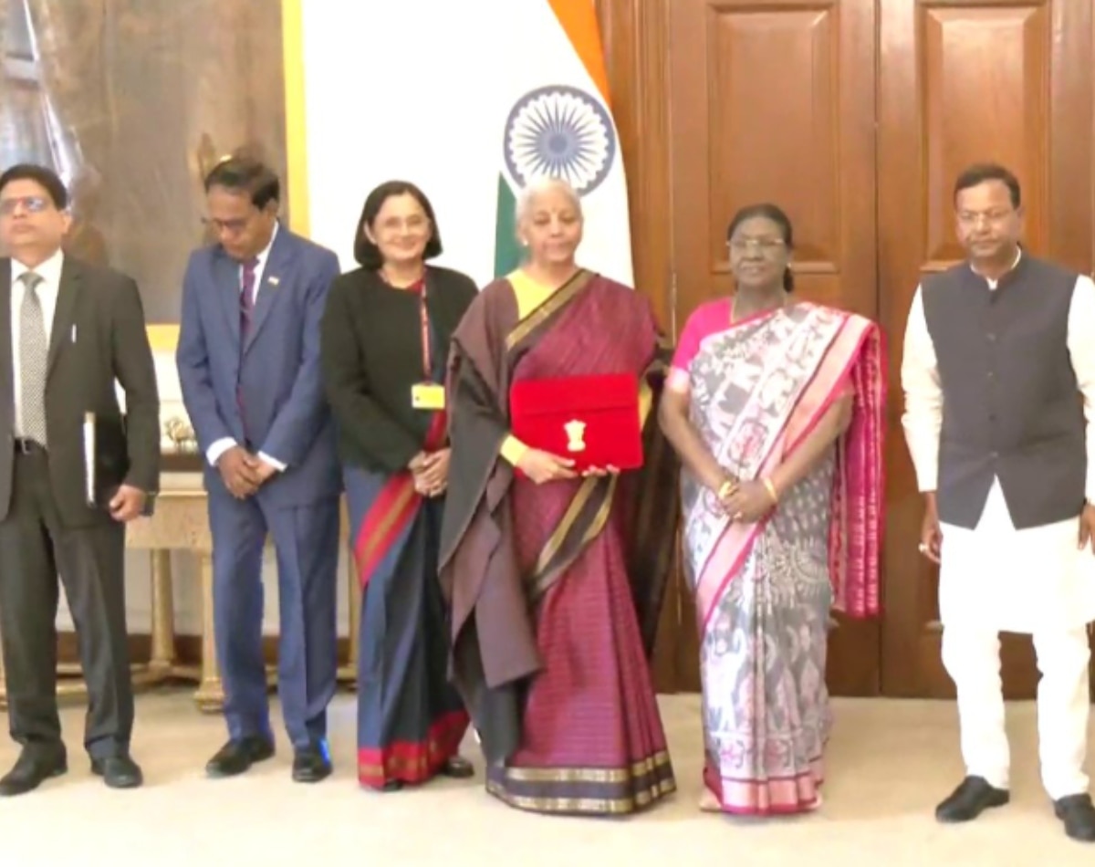 राष्ट्रपति मुर्मू के साथ फोटो सेशन