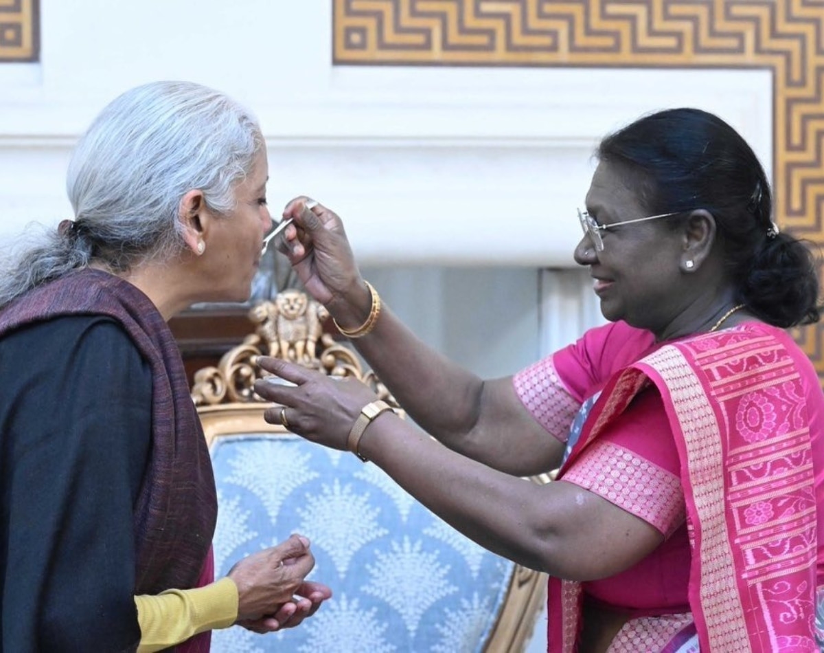 दही-चीनी खिलाकर कराया मुंह मीठा