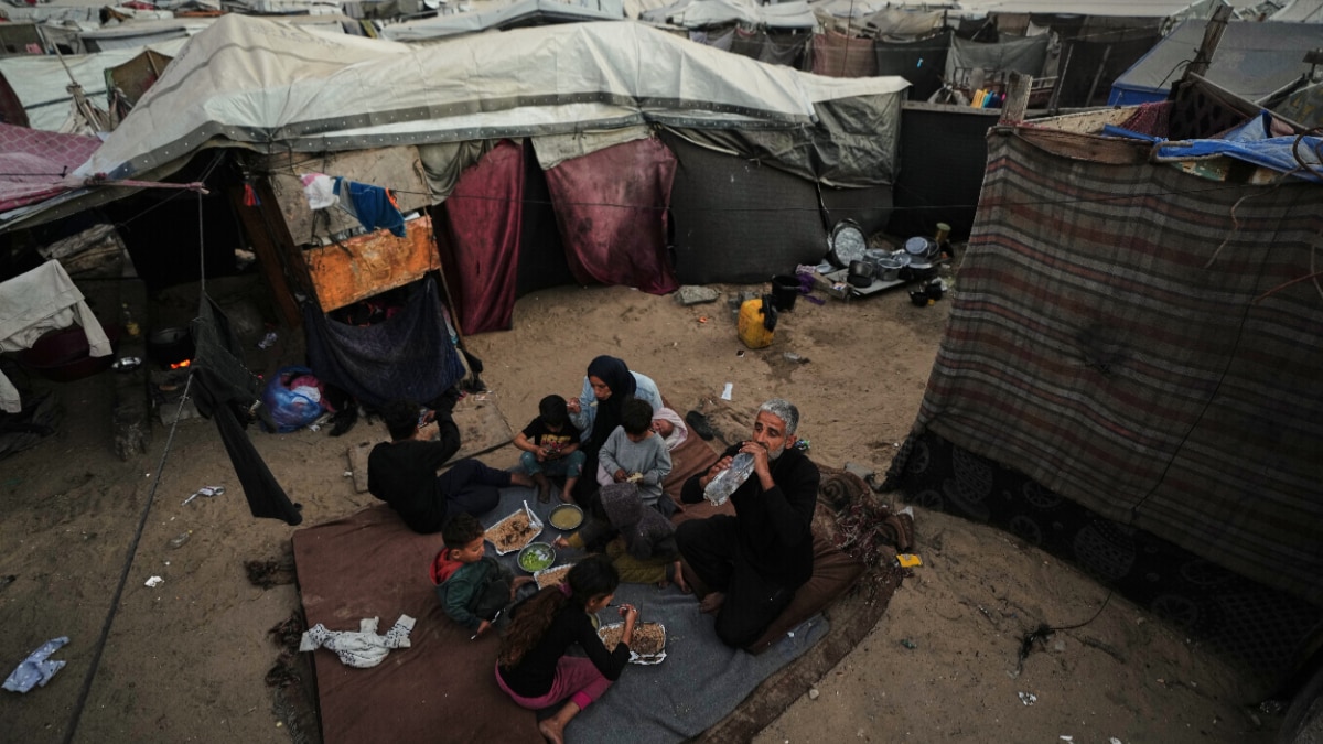 रमजान की शुरुआत खंडहरों में