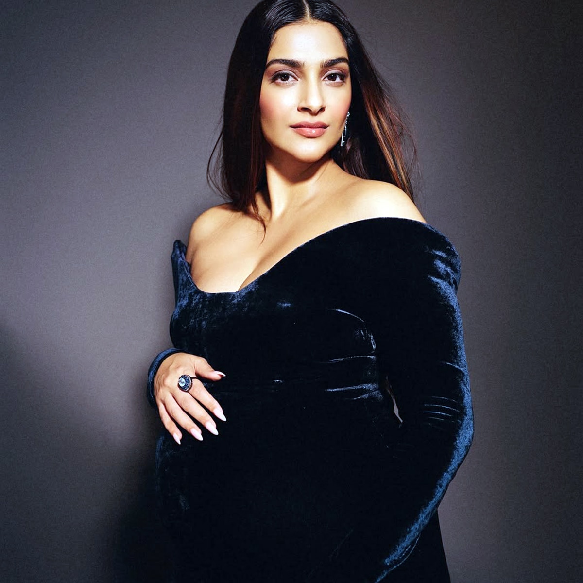 sonam Kapoor flaunts babybump