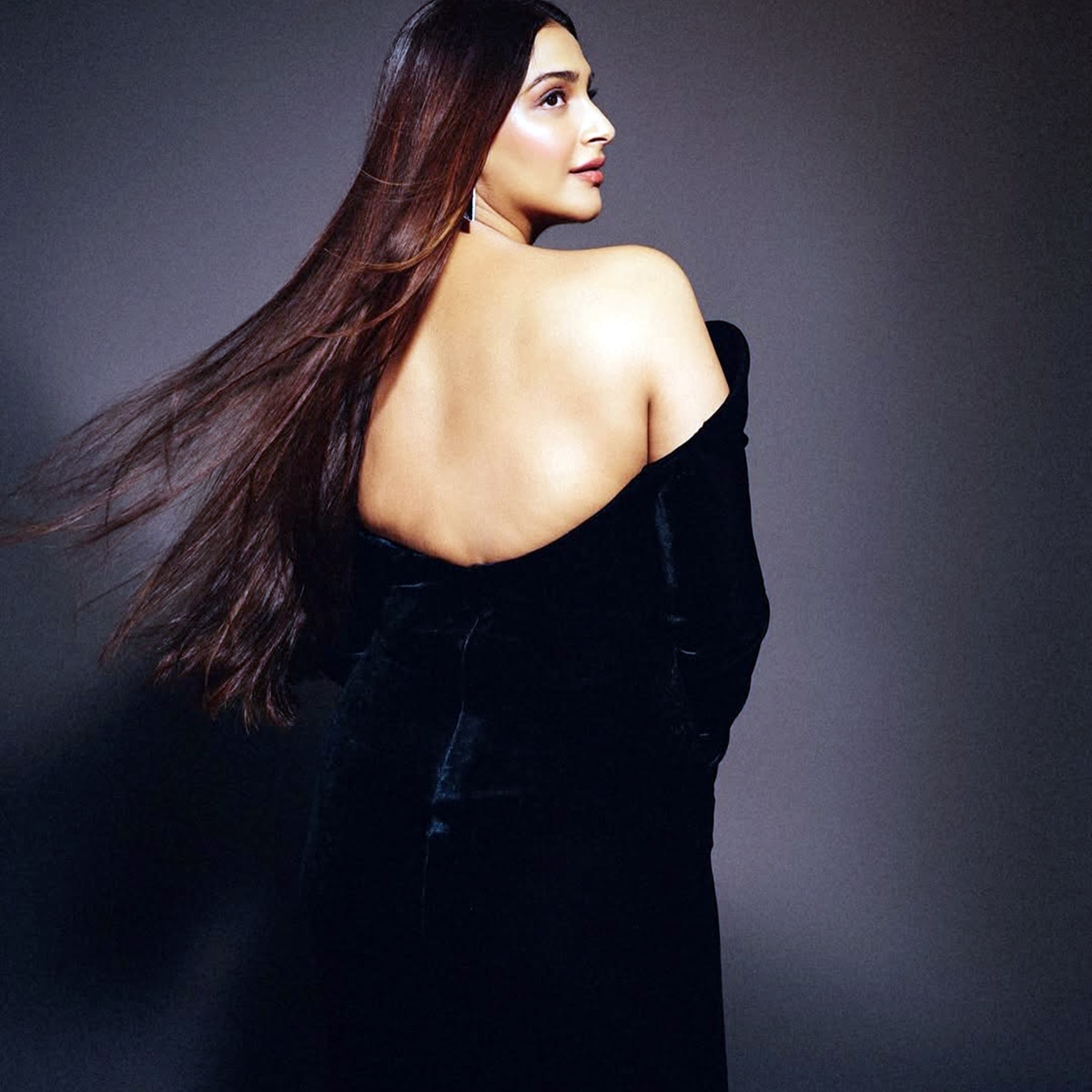 sonam Kapoor flaunts babybump