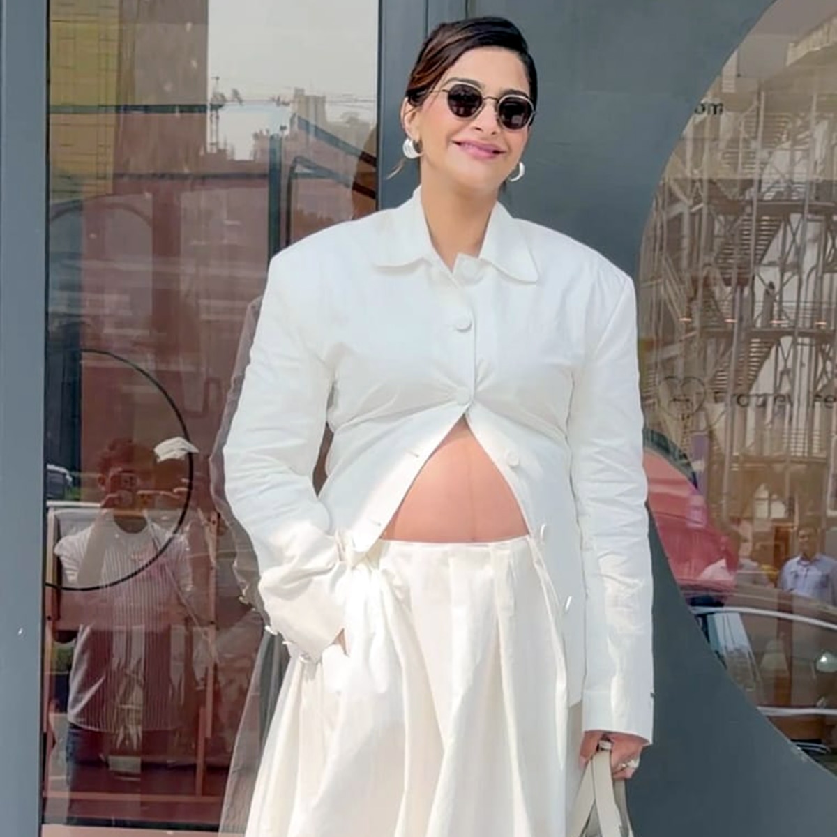 sonam Kapoor flaunts babybump