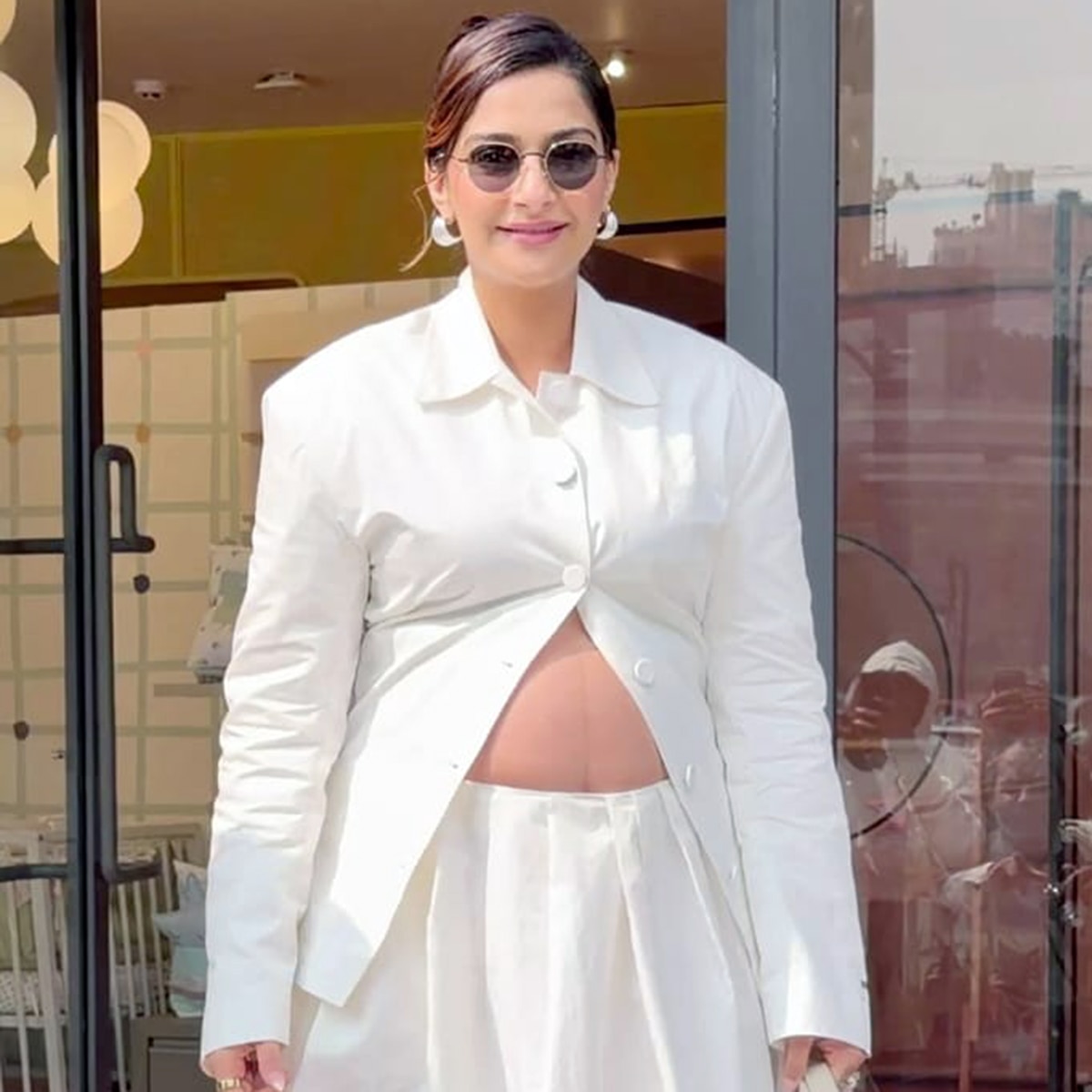 sonam Kapoor flaunts babybump