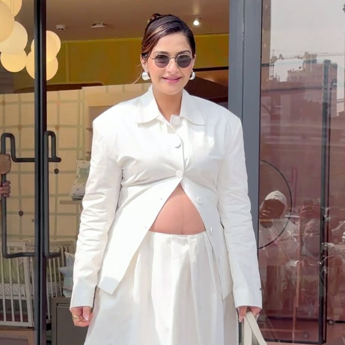 sonam Kapoor flaunts babybump