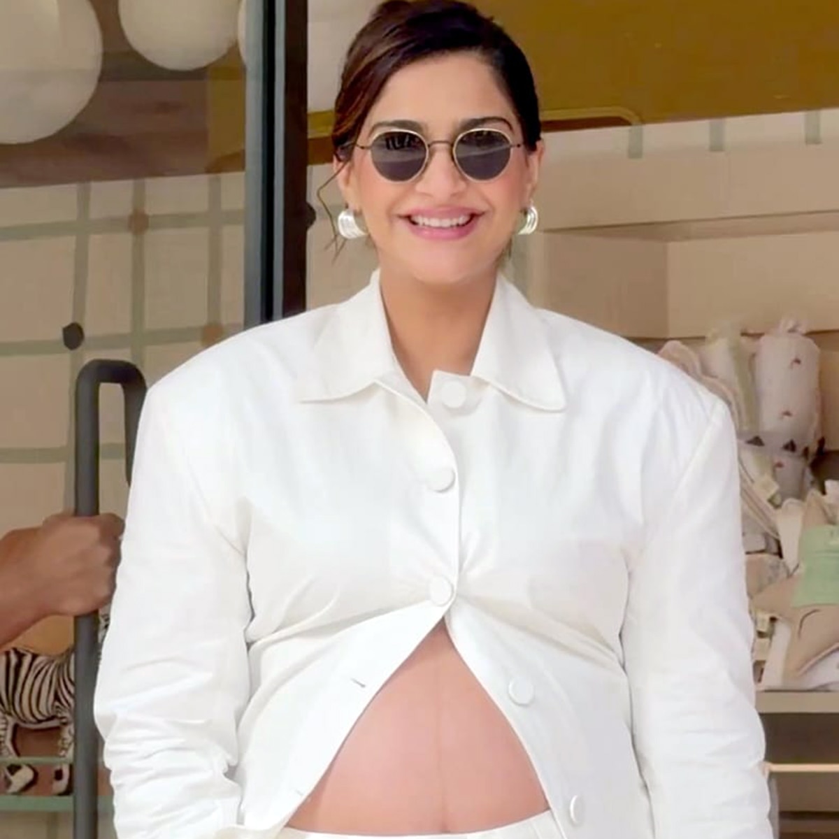 sonam Kapoor flaunts babybump