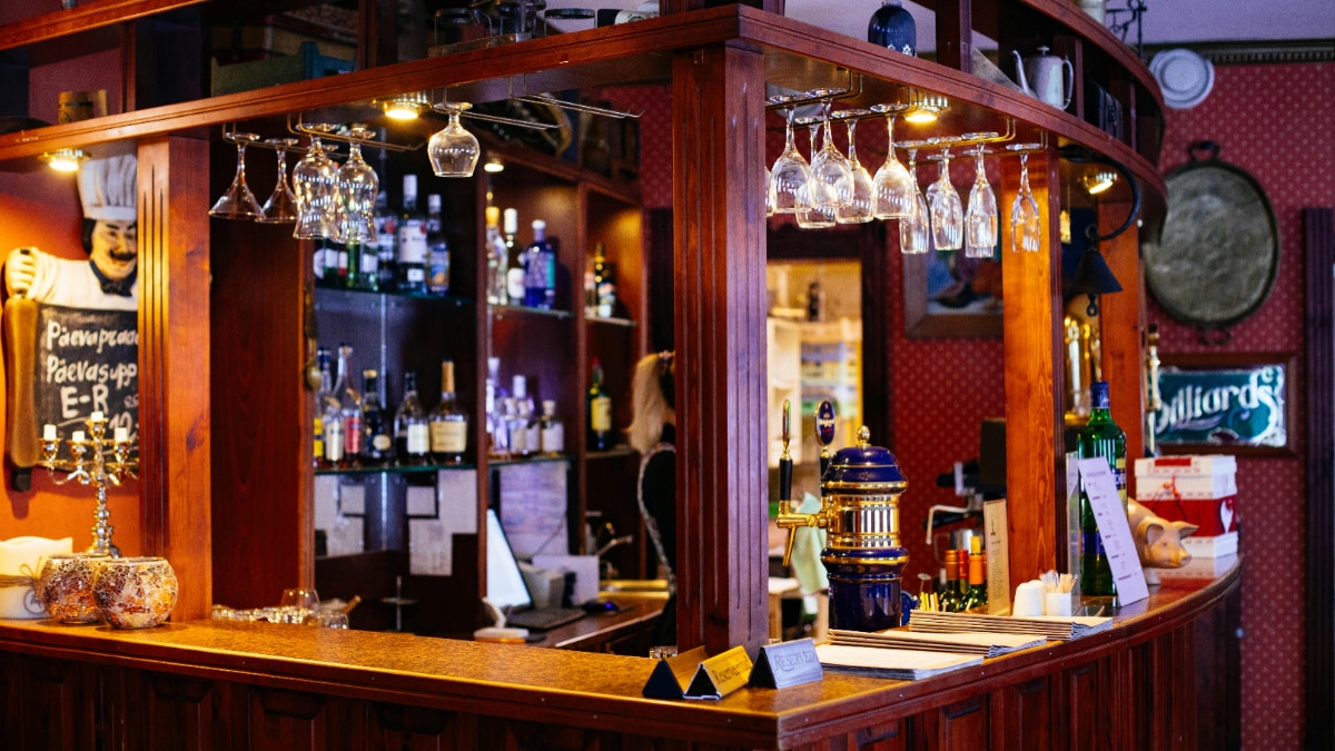 सऊदी की पहली अल्कोहल शॉप—किन्हें मिली हरी झंडी, किसे बैन?