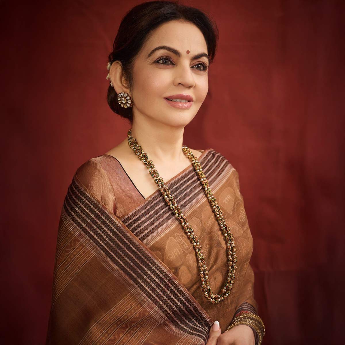 नीता अंबानी ने पहनी राम नाम लिखी साड़ी. (Photo: Instagram/@nmacc.india)