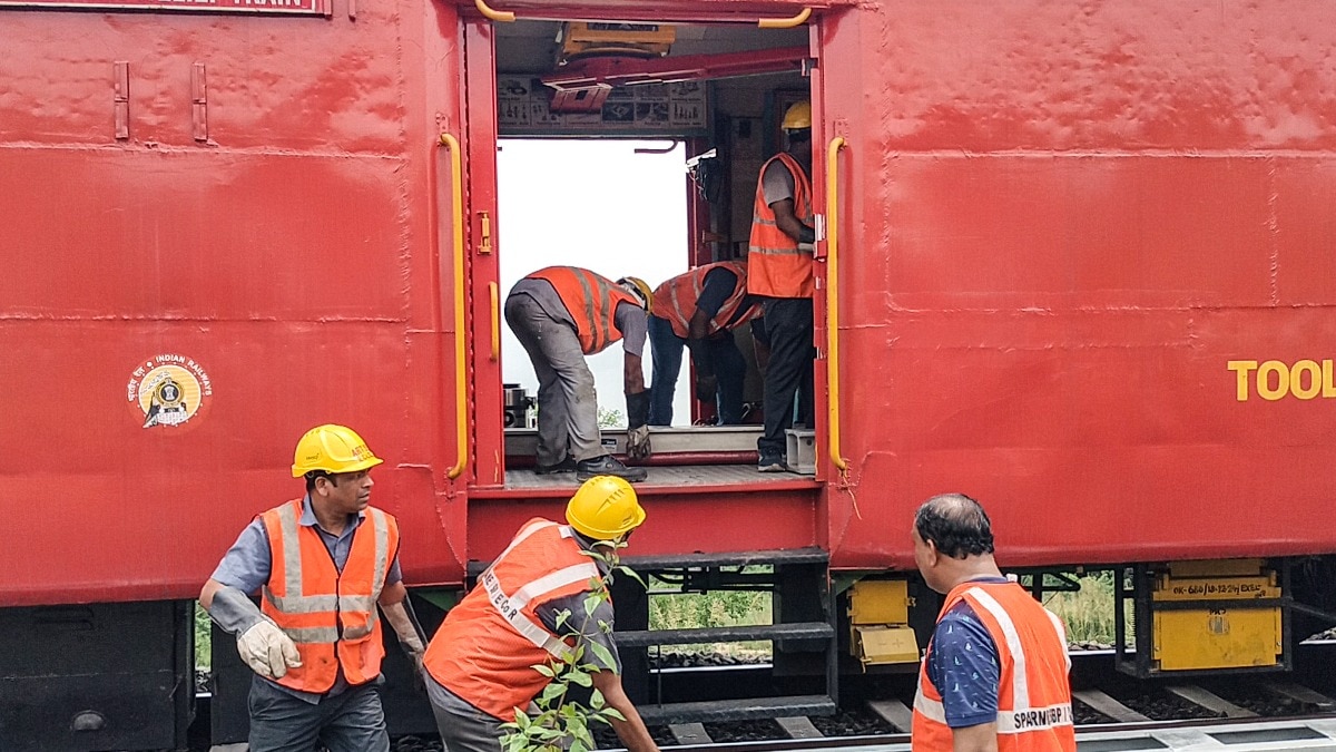 भारतीय रेलवे हर दिन लाखों यात्रियों को उनकी मंजिल तक पहुंचाती है. ( Photo: PTI)