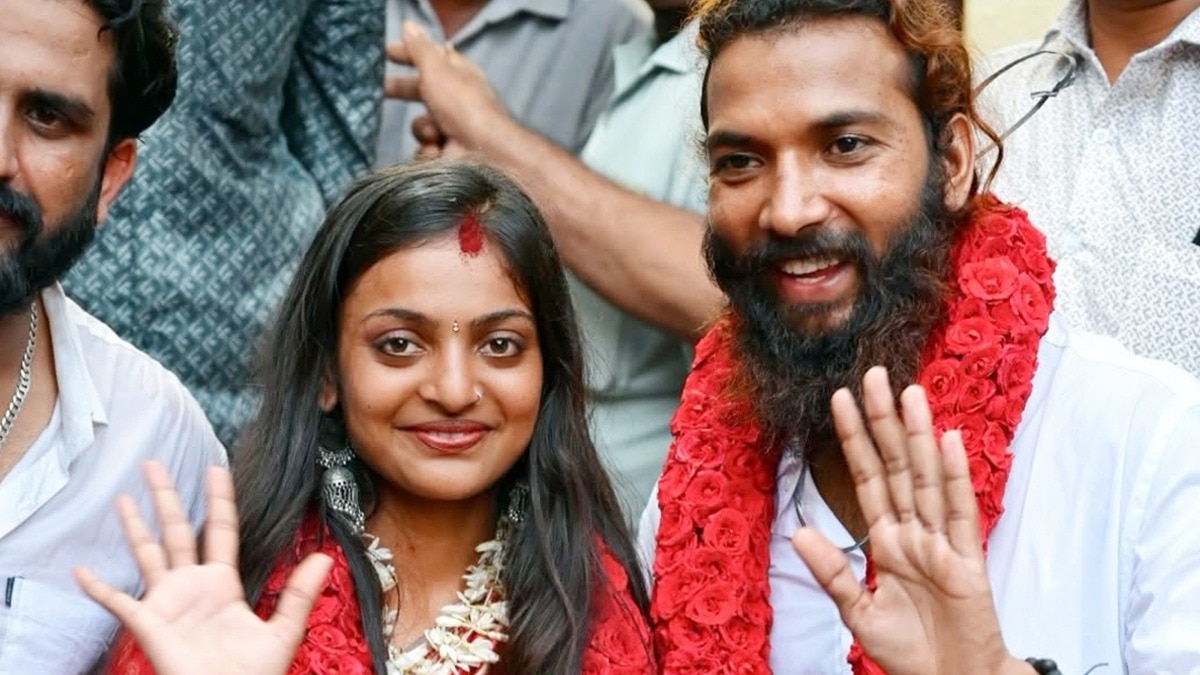 'मेरी बेटी नाबालिग है', फरमान की बेगम बनीं मोनालिसा, घरवालों से बंद बातचीत, गांव में पसरा सन्नाटा