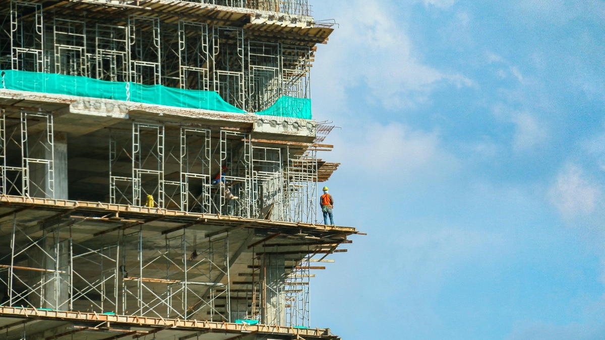 अगर घर 2 मंजिला है, तो सरिया की मात्रा और खर्च दोनों बढ़ जाएंगे. ( Photo: Pexels)