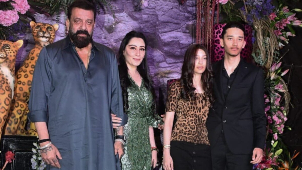 संजय दत्त ने फैमिली संग दिए पोज, इतने बड़े हो गए जुड़वां बच्चे