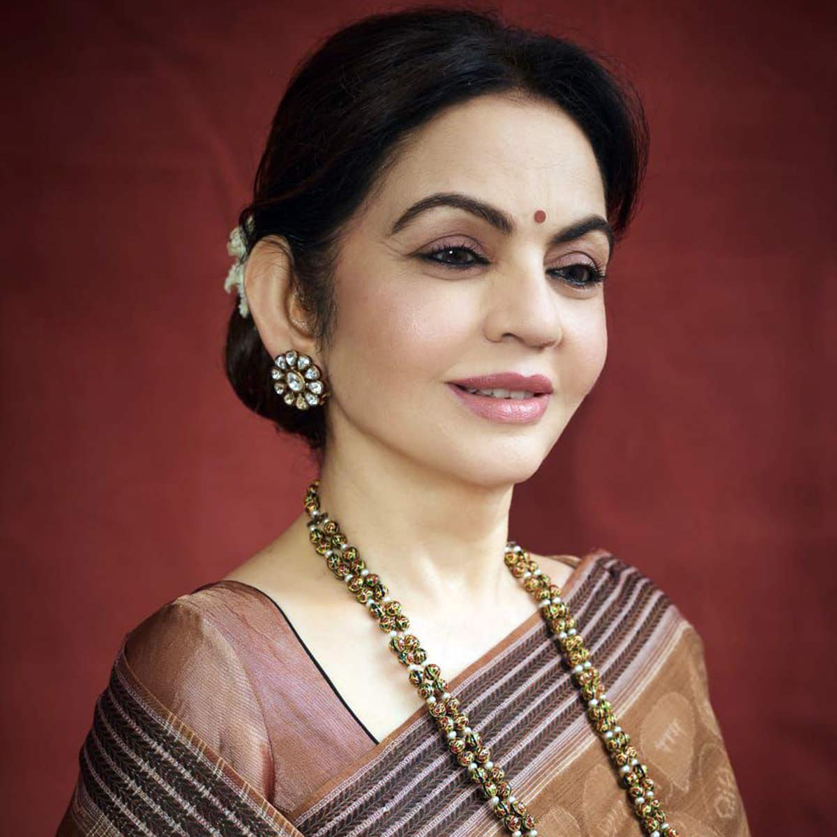 नीता अंबानी ने पहनी राम नाम लिखी साड़ी. (Photo: Instagram/@nmacc.india)