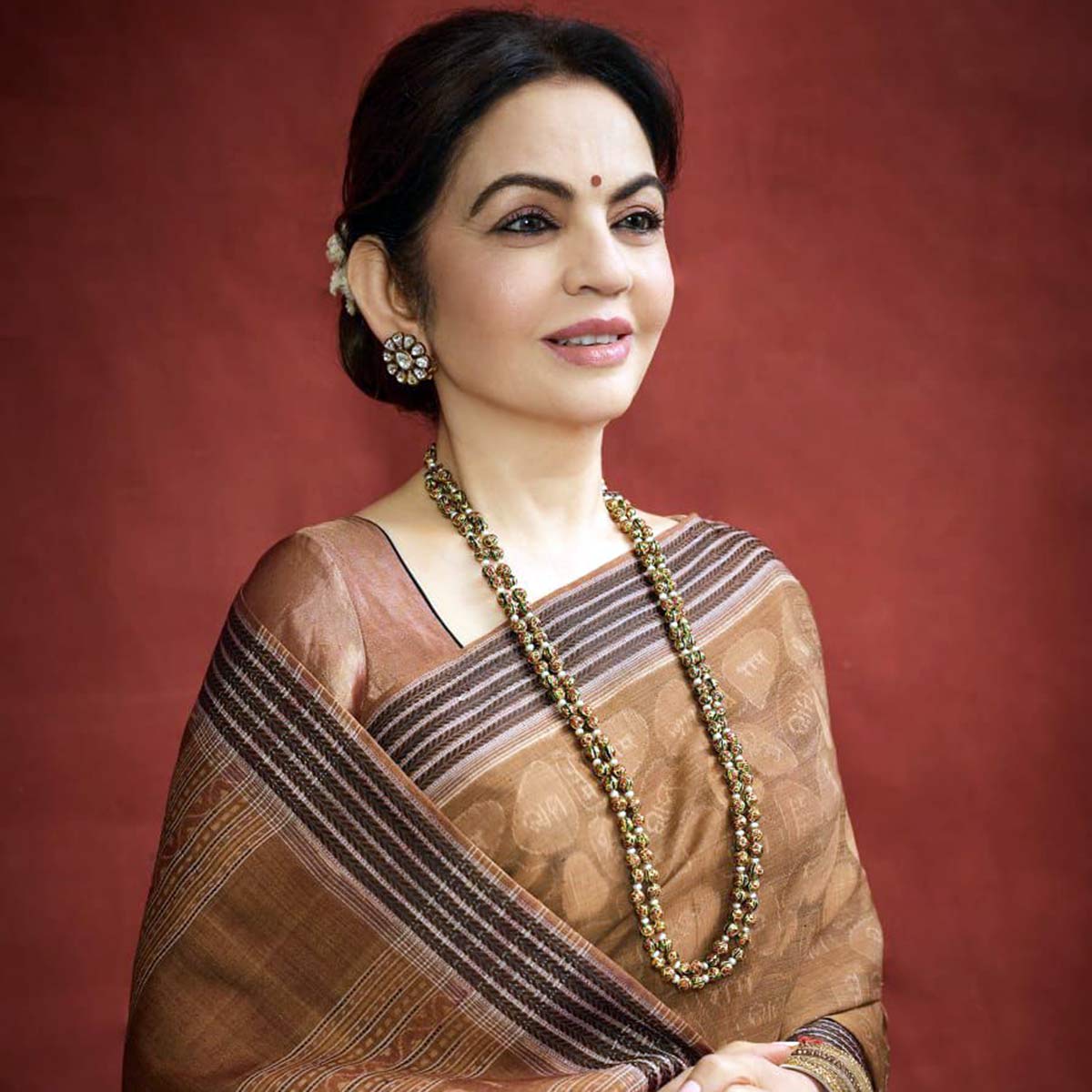 नीता अंबानी ने पहनी राम नाम लिखी साड़ी. (Photo: Instagram/@nmacc.india)