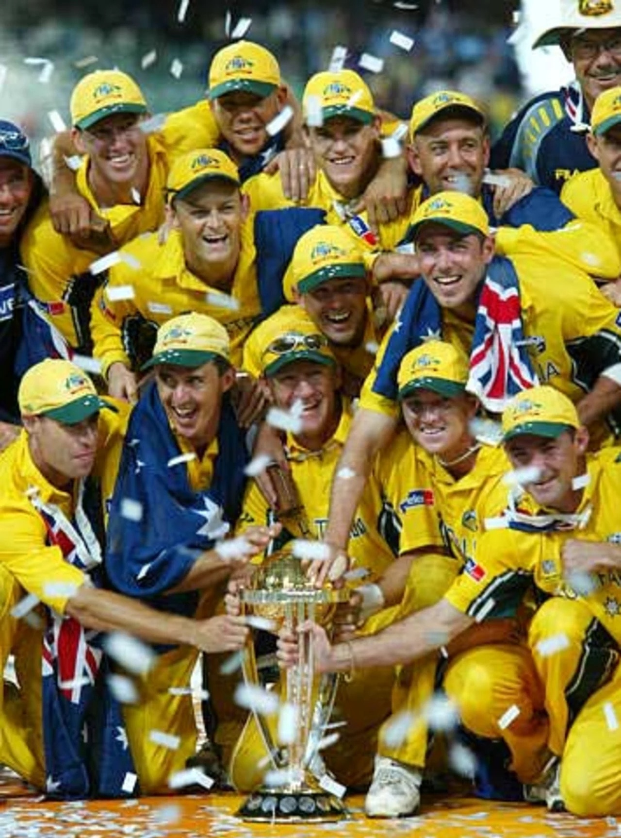 aus cricket team with wc 2003 trophy