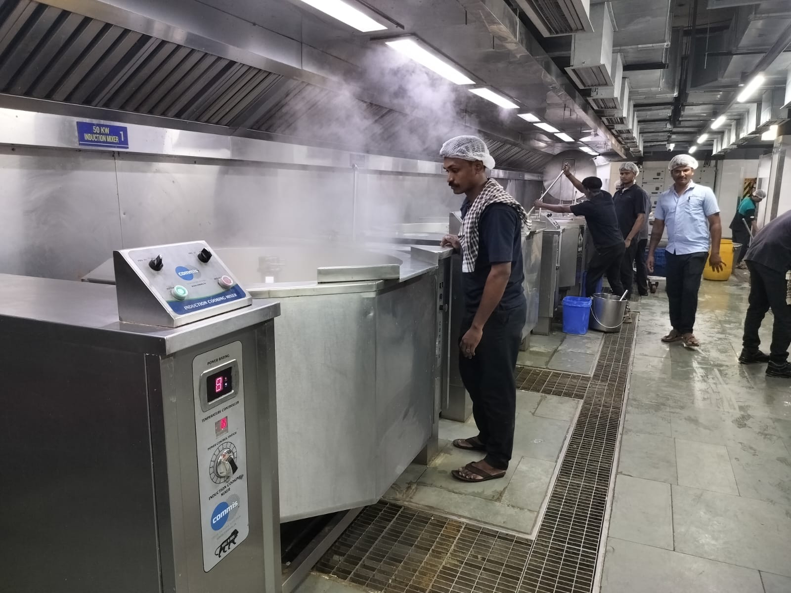 सिलेंडर की कमी के कारण इंडक्शन पर पक रहा खाना (फोटो-ITG)