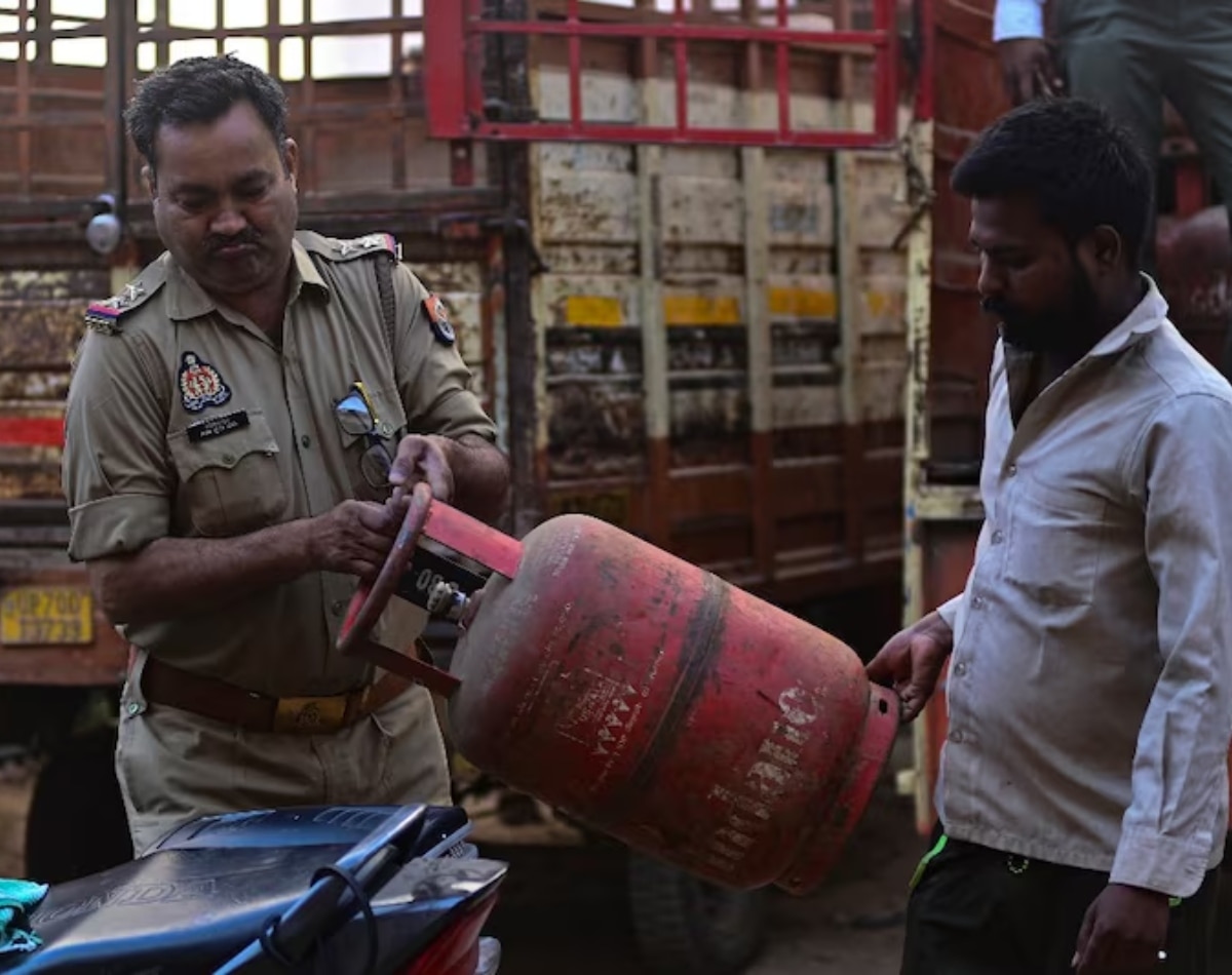 LPG की कालाबाजारी पर छापेमारी  