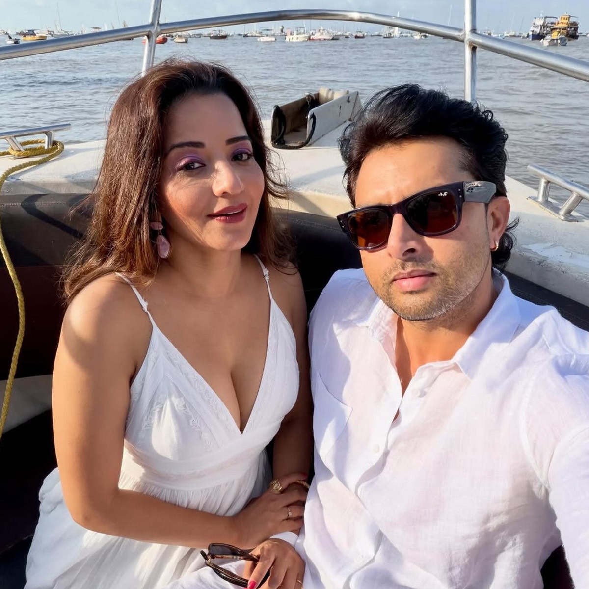 बोल्ड लुक में छाईं मोनालिसा