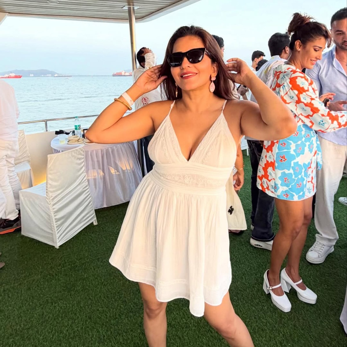 बोल्ड लुक में छाईं मोनालिसा