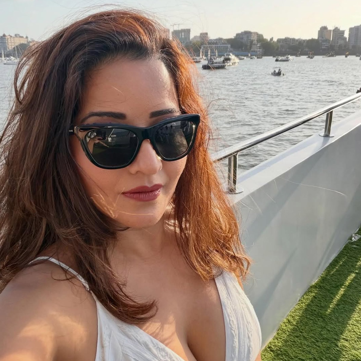 बोल्ड लुक में छाईं मोनालिसा