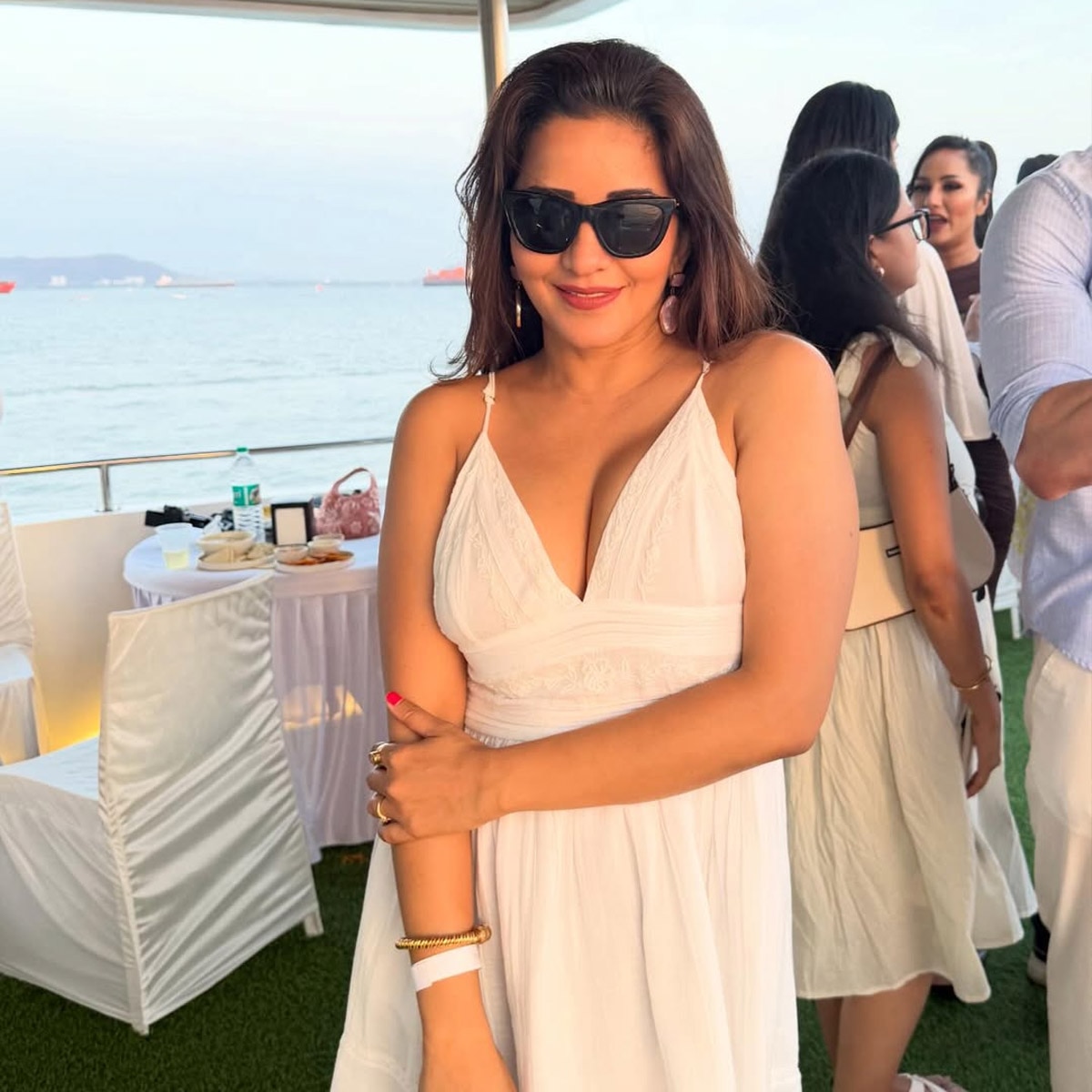 बोल्ड लुक में छाईं मोनालिसा