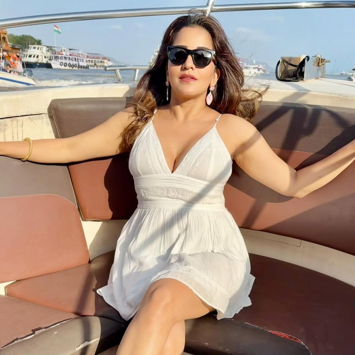 बोल्ड लुक में छाईं मोनालिसा